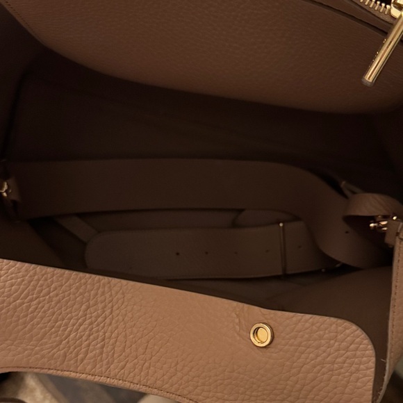 Cuyana Classic Brown Leather Tote - Picture 4 of 5